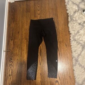 Black scallop lulu leggings. Size 4.